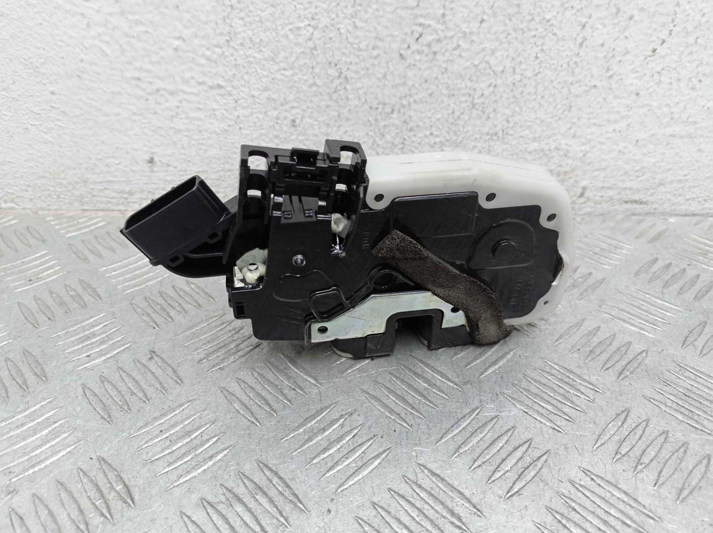 Замок двери передней правой