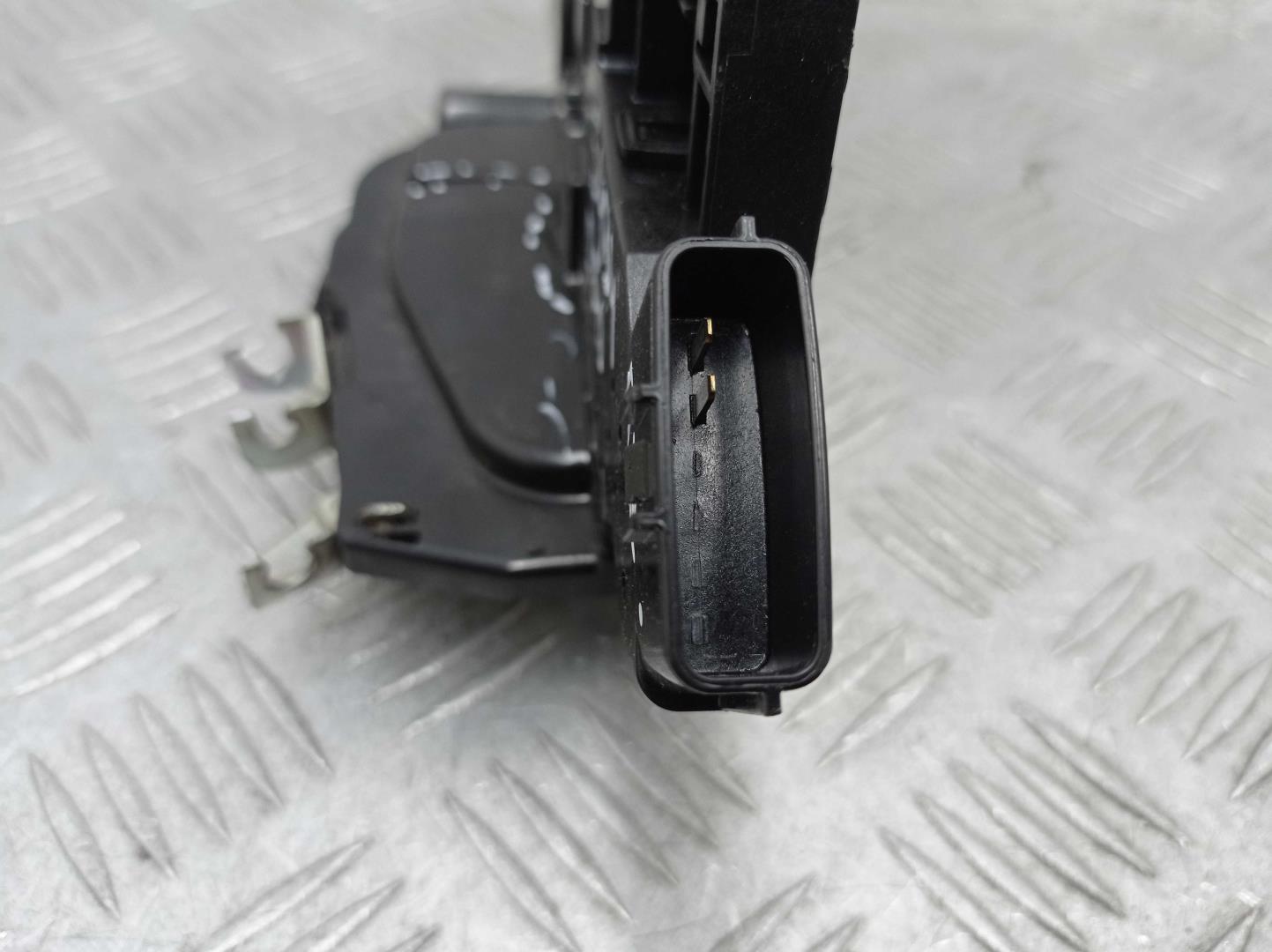 Замок двери передней правой