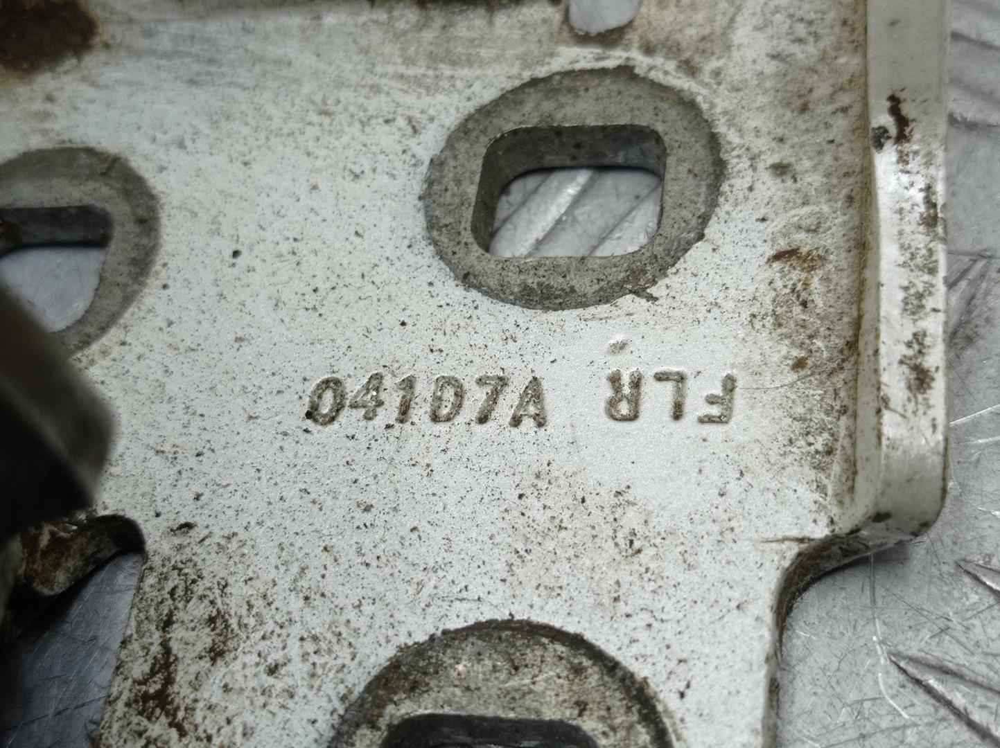 Петля двери передней