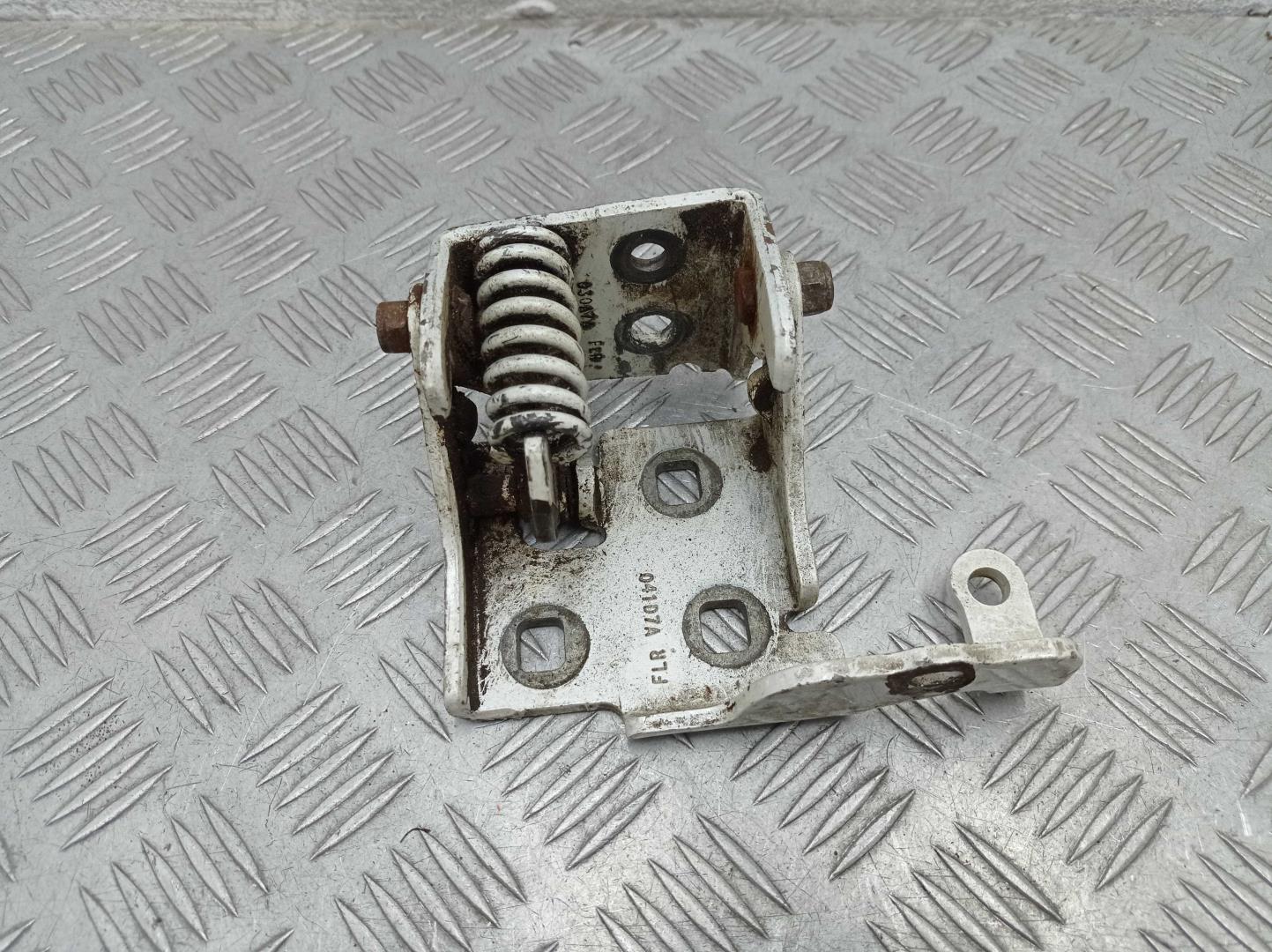 Петля двери передней