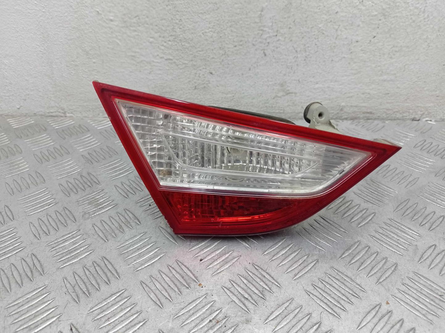 Фонарь задний внутренний левый