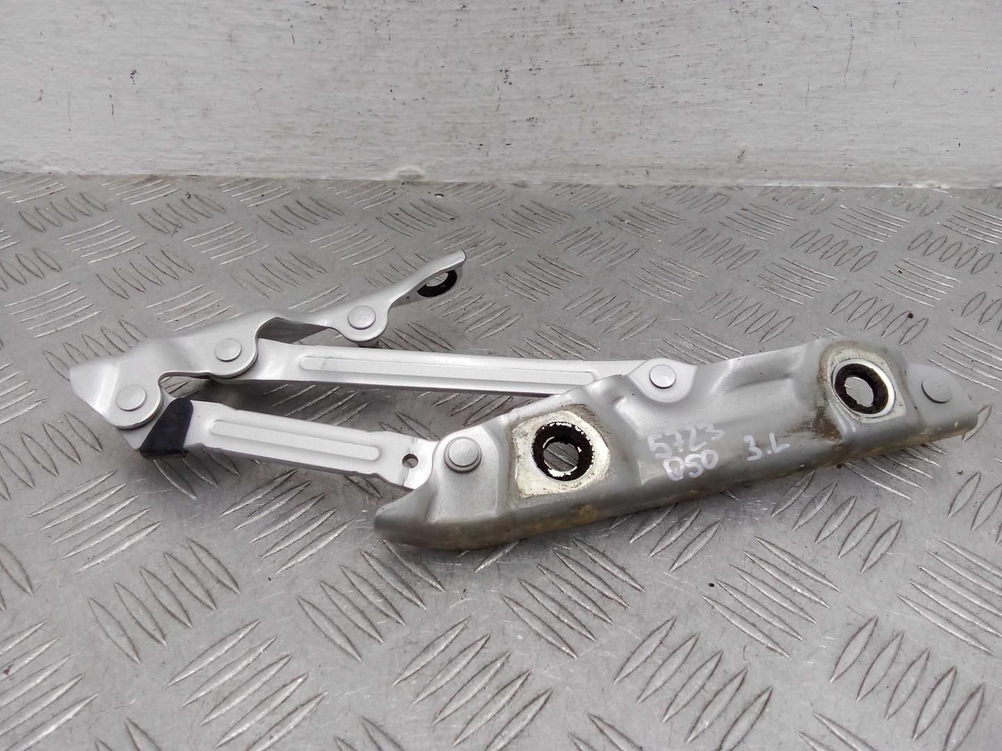 Петля крышки багажника