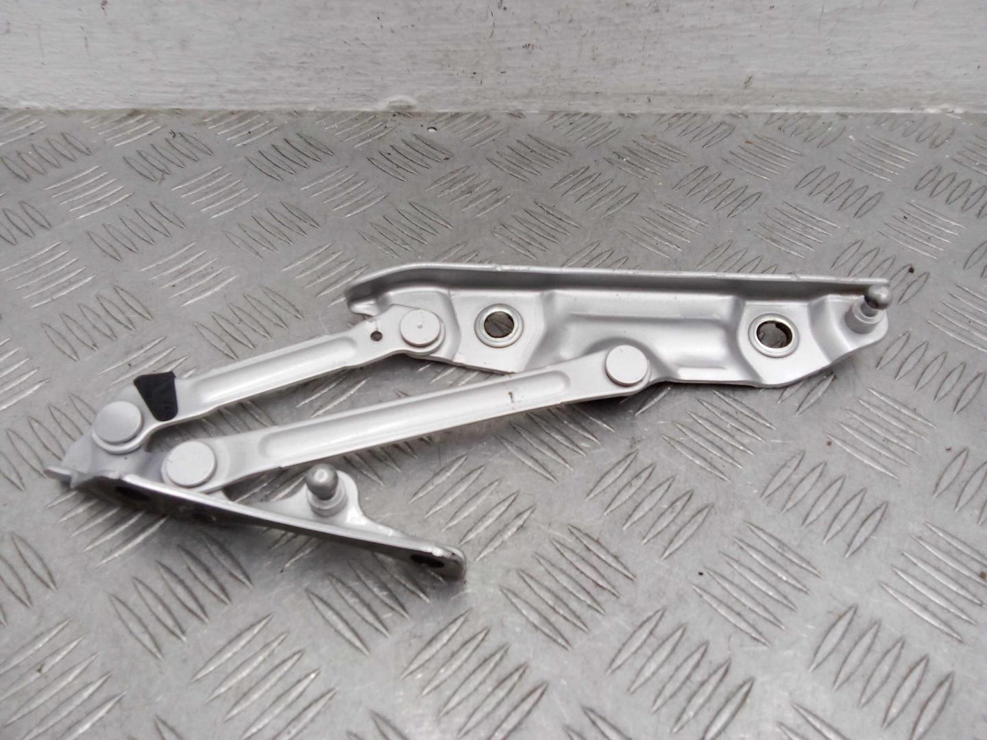 Петля крышки багажника