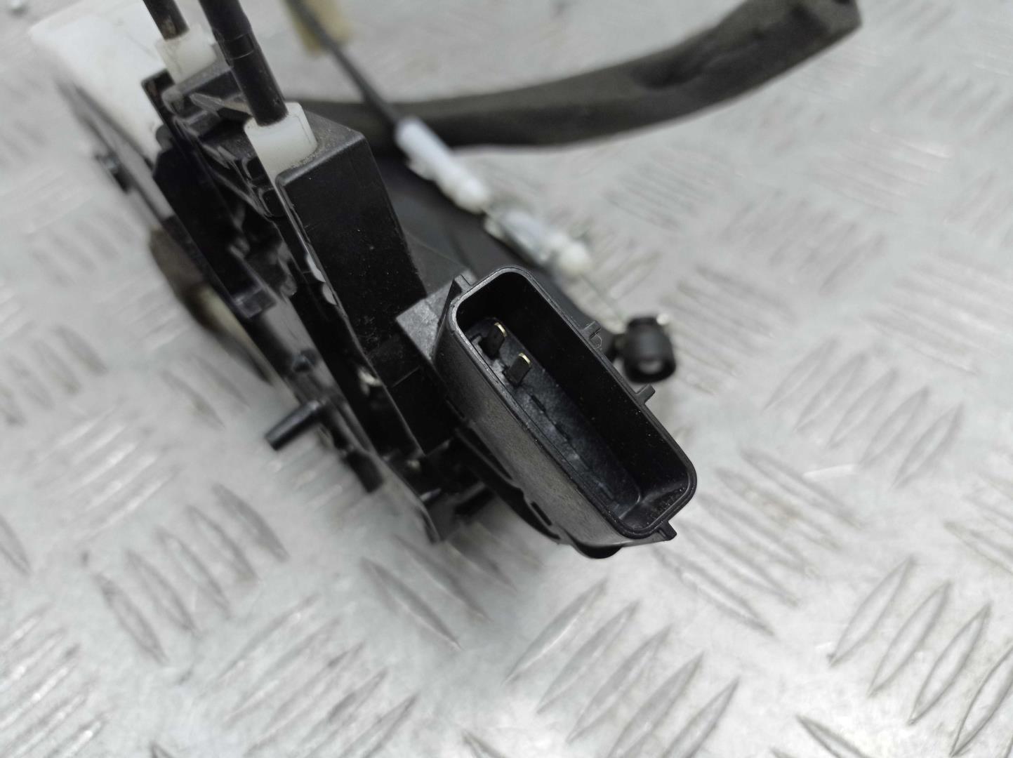 Замок двери задней левой