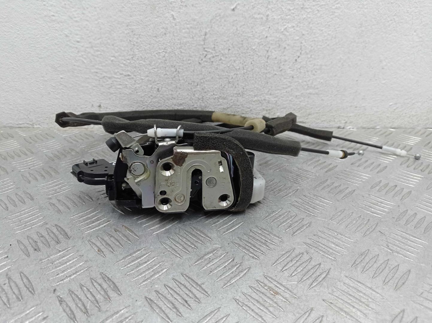 Замок двери задней левой