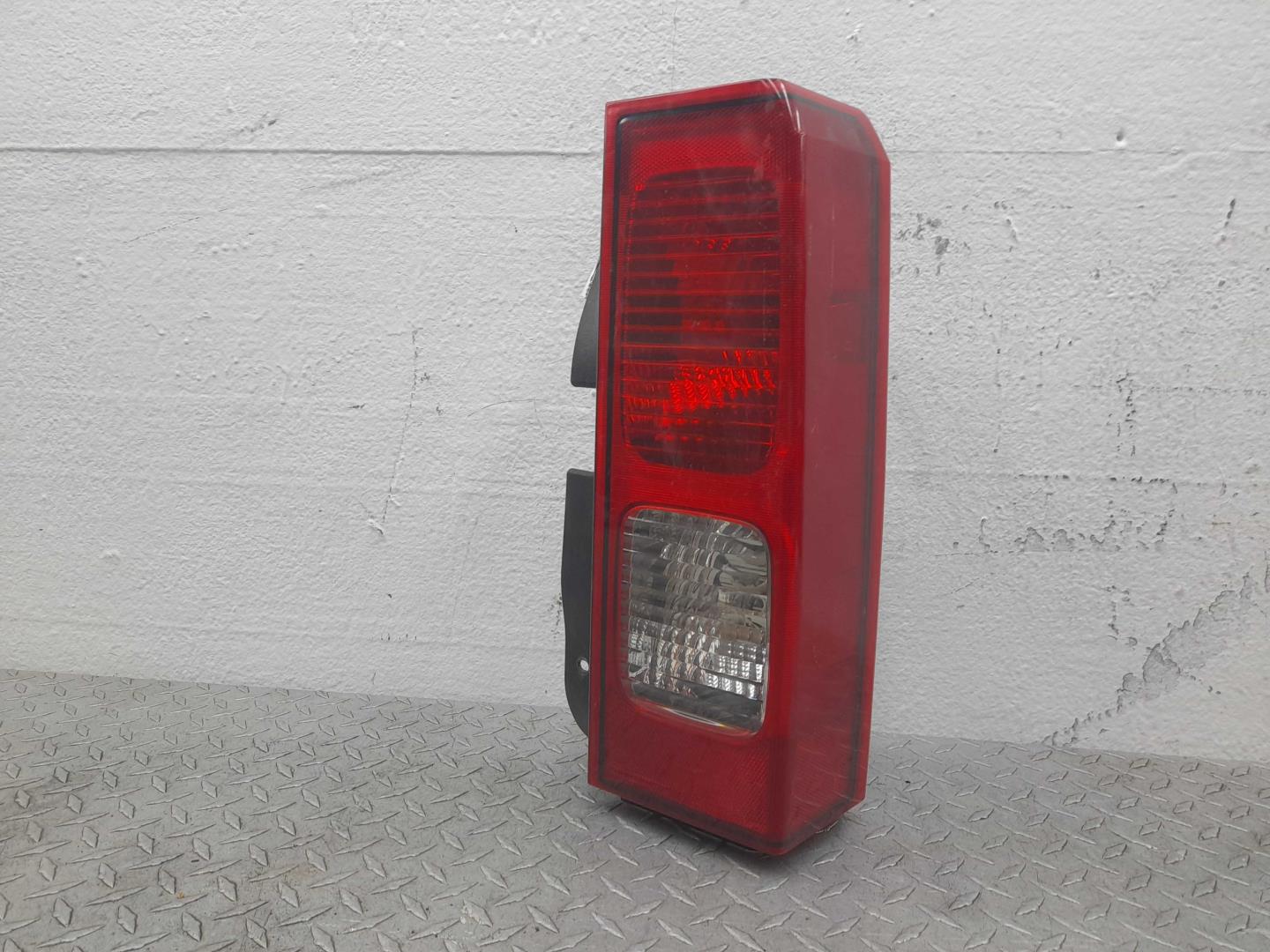 Фонарь задний наружный правый