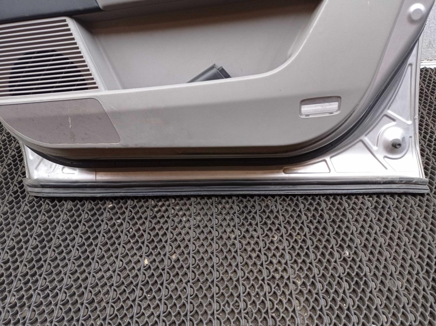 Замок двери передней правой