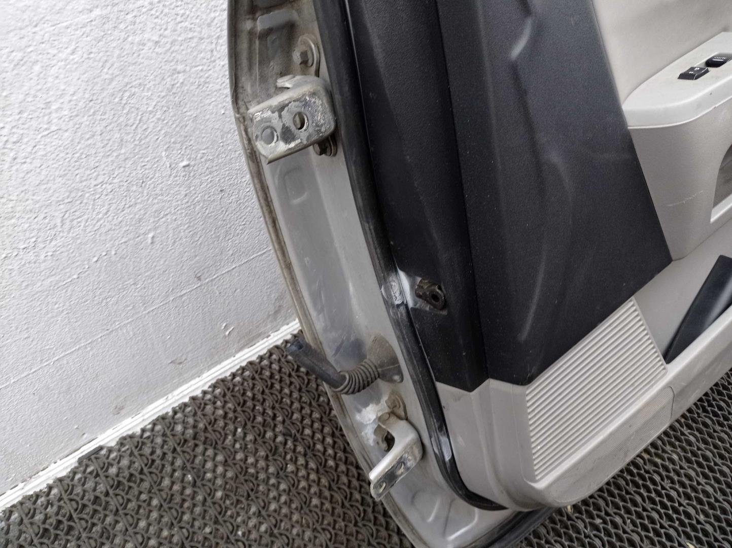 Замок двери передней правой