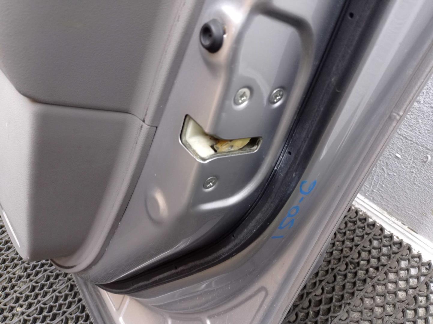 Замок двери передней правой