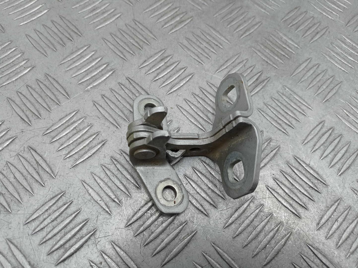 Петля двери