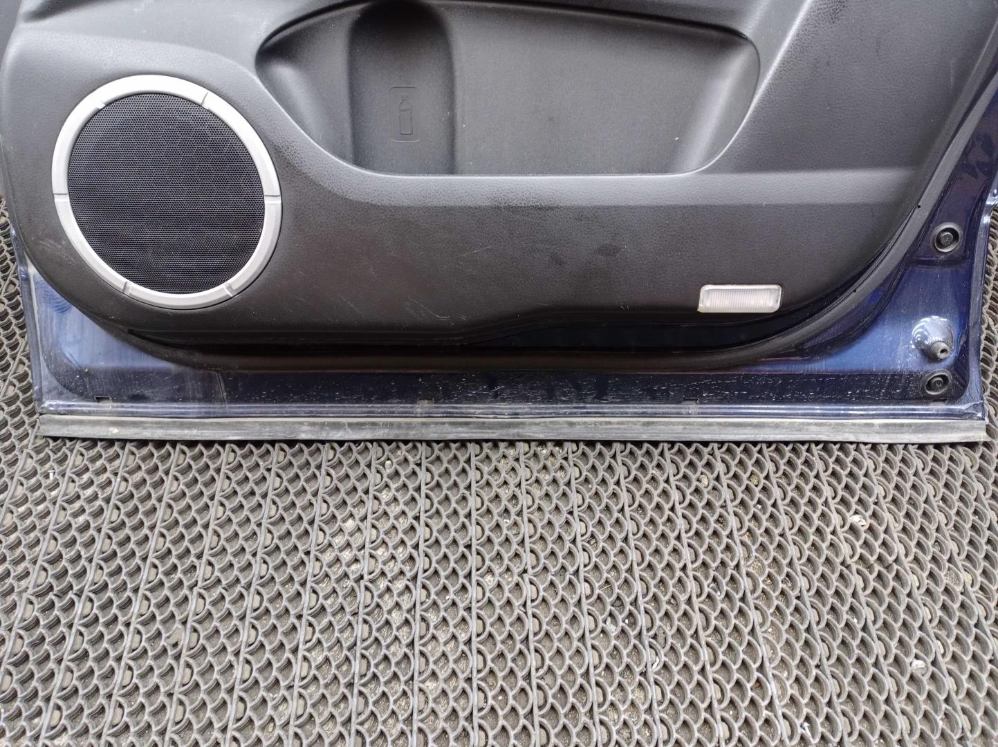 Стекло двери передней правой