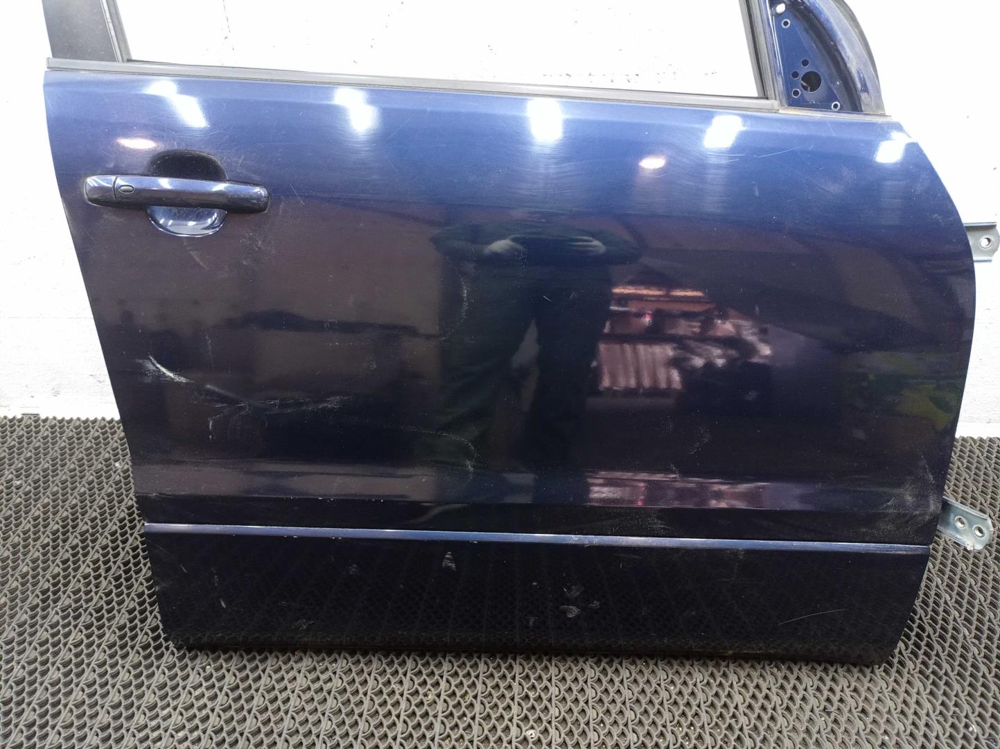 Стекло двери передней правой