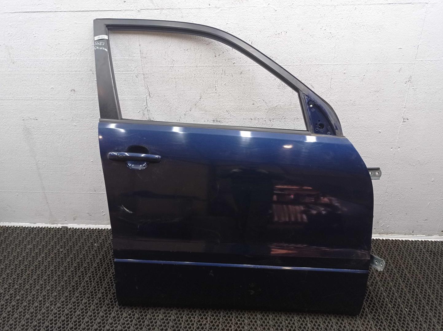 Стекло двери передней правой