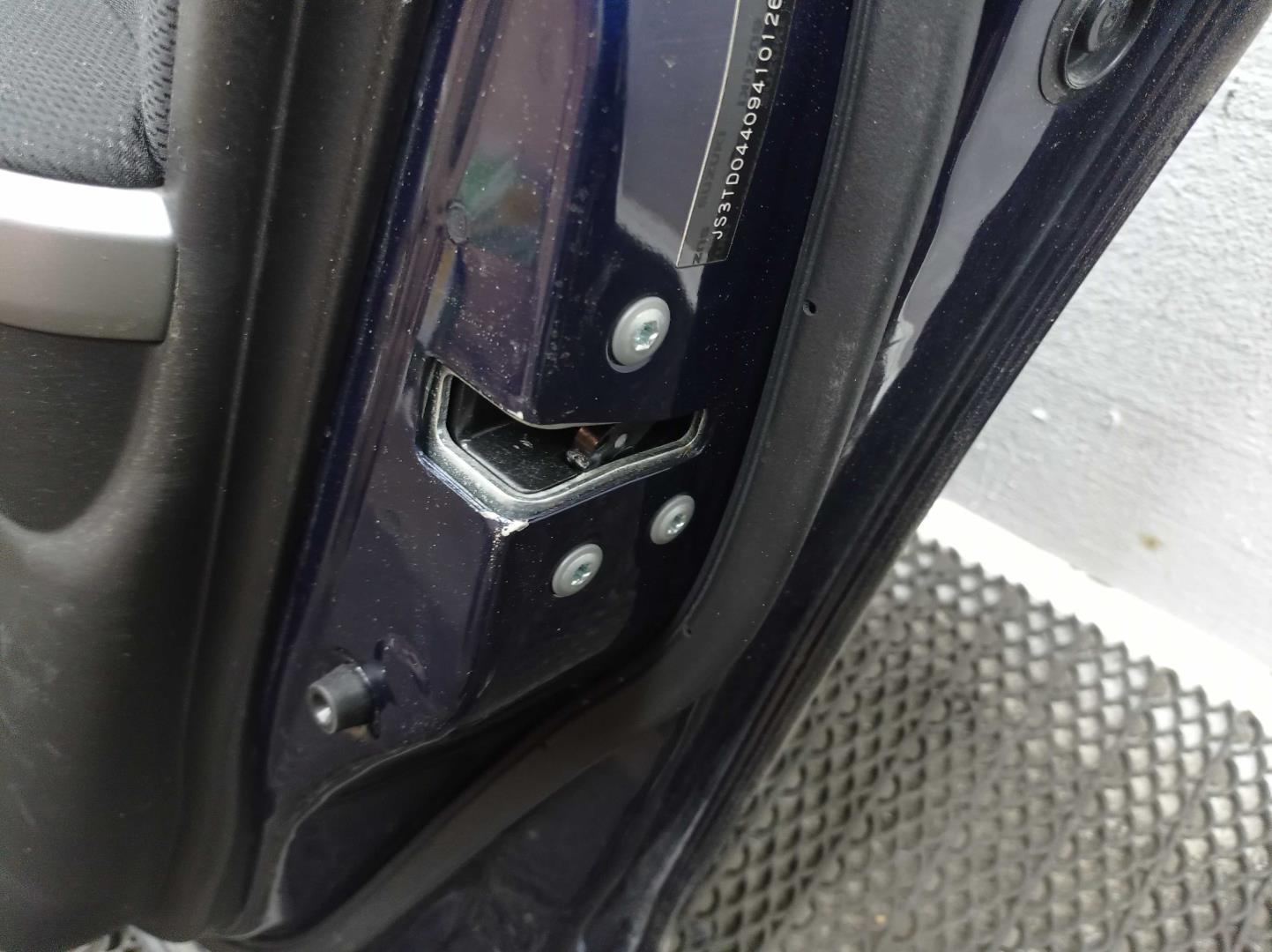 Стекло двери передней правой