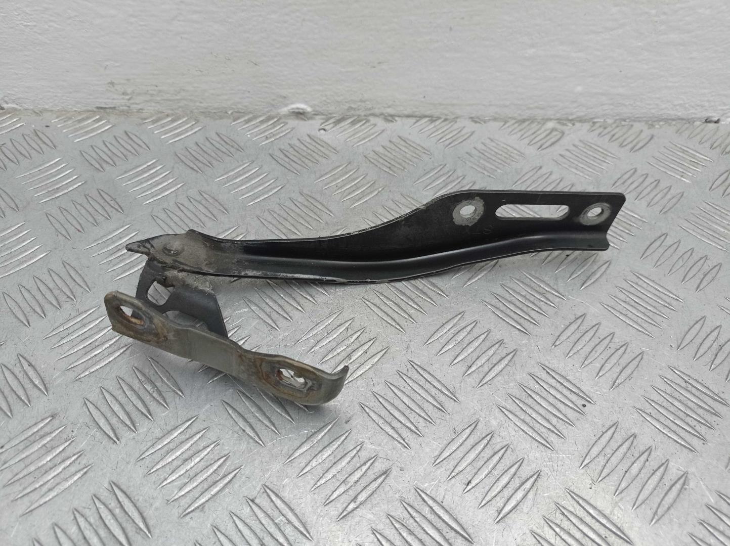 Петля капота левая