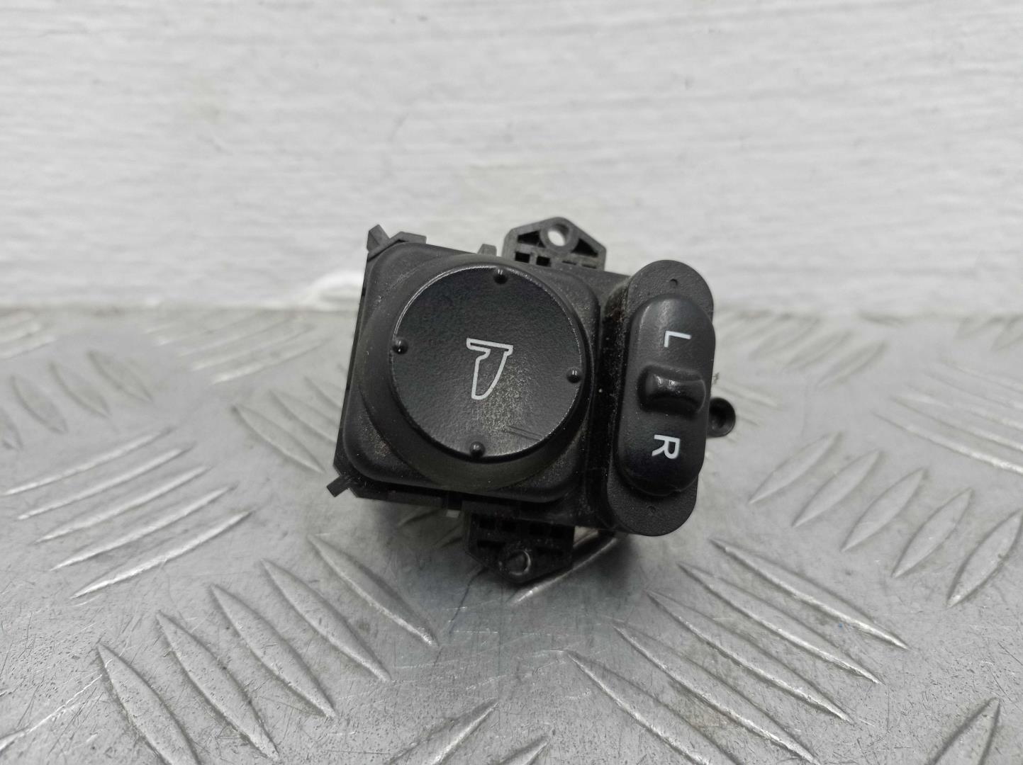 Кнопка регулировки зеркала