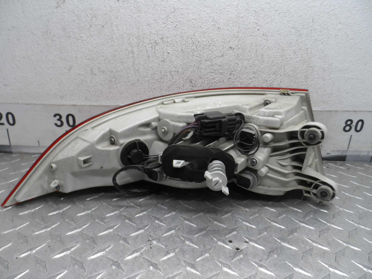 Фонарь задний наружный правый