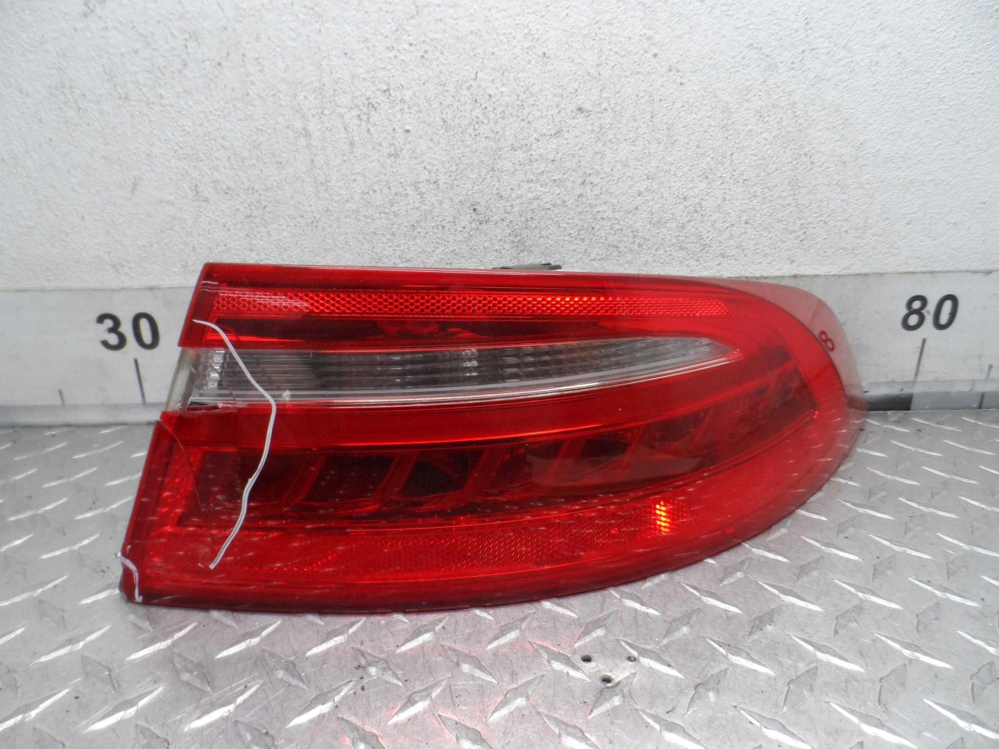 Фонарь задний наружный правый