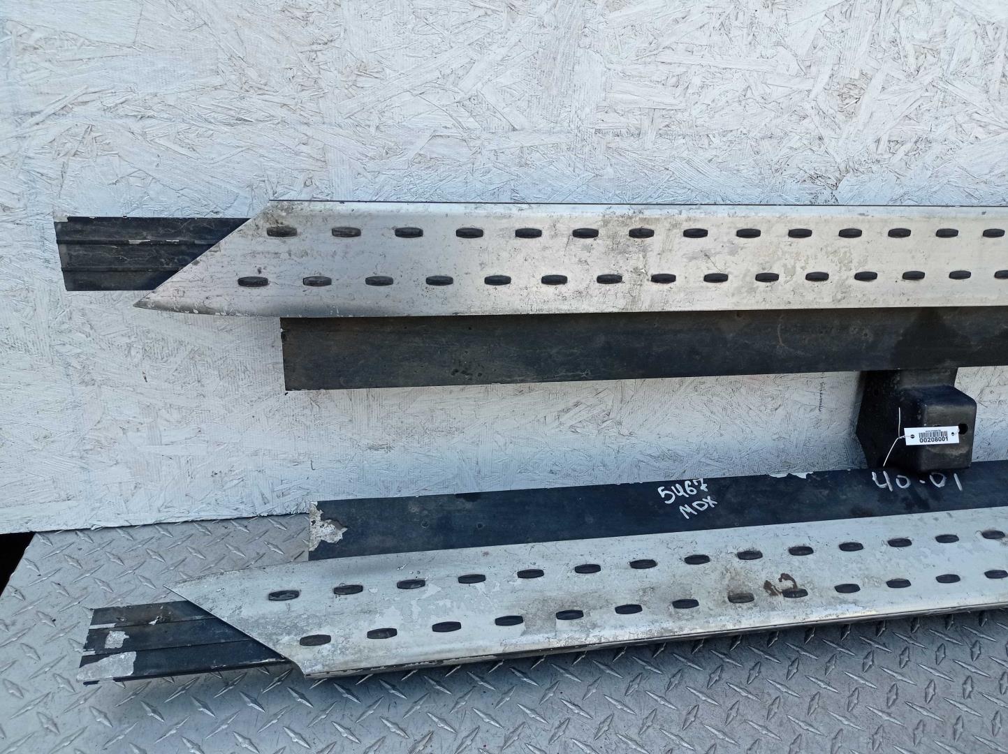 Подножка правая