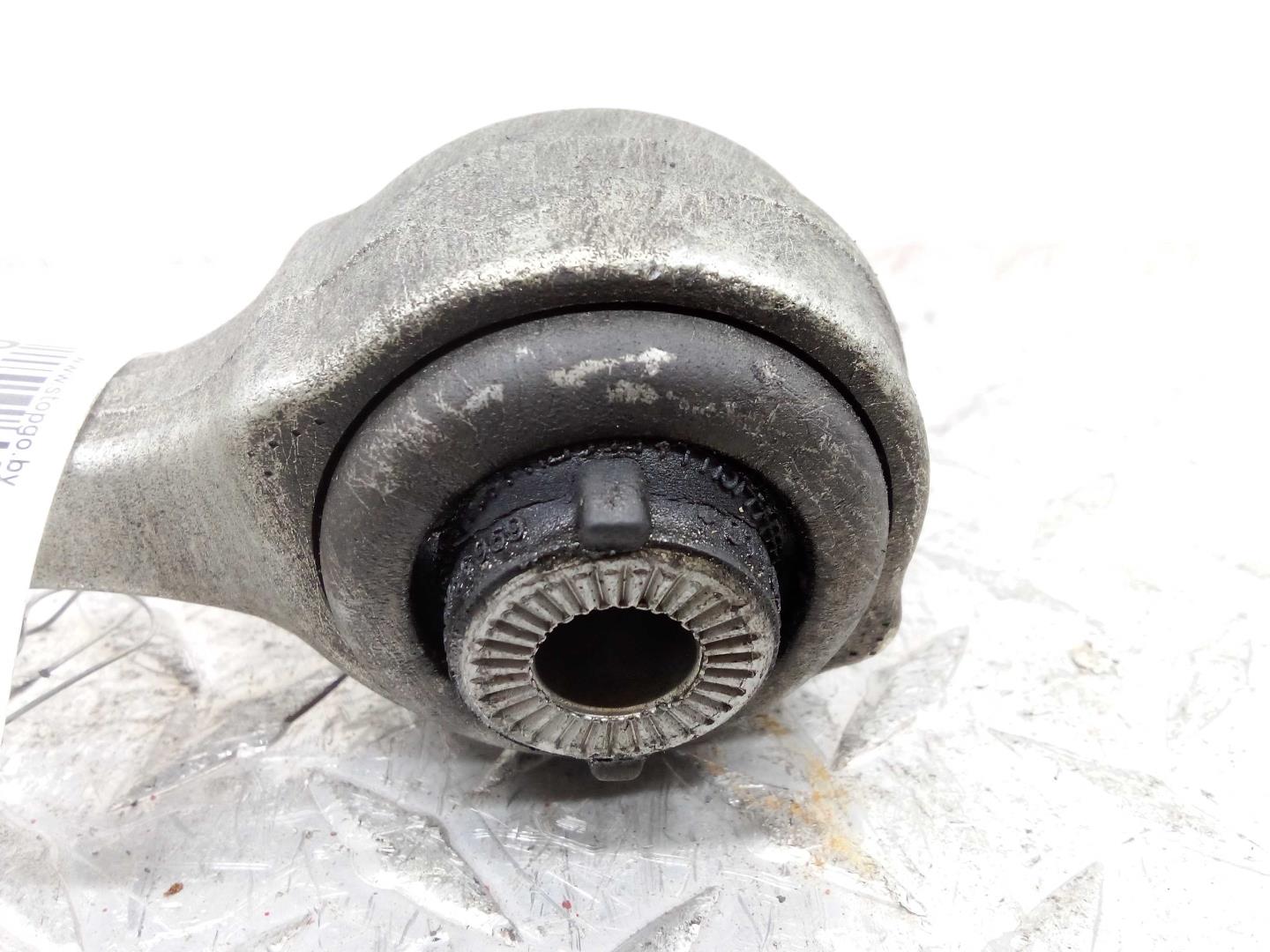 Рычаг передний нижний правый