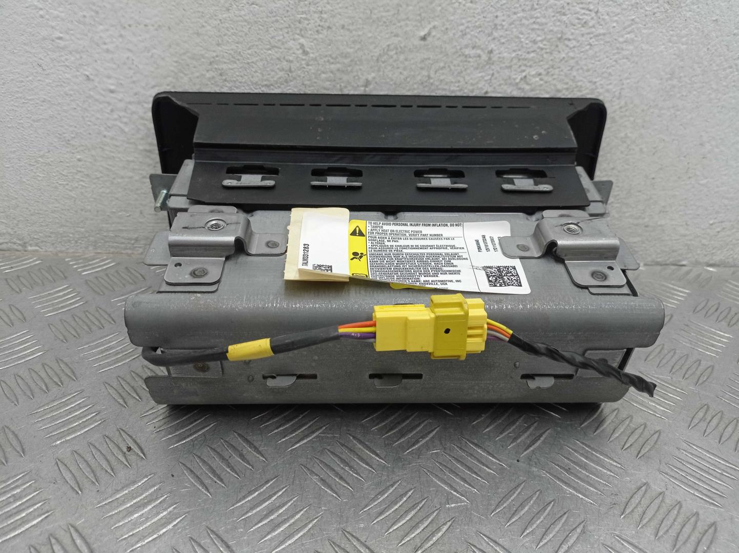 Подушка безопасности пассажирская (в торпедо)