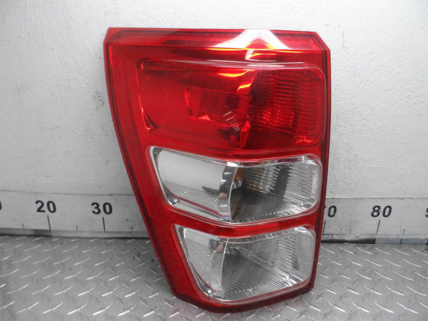 Фонарь задний наружный левый