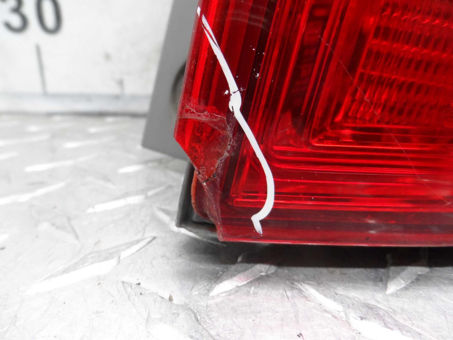 Фонарь задний наружный правый