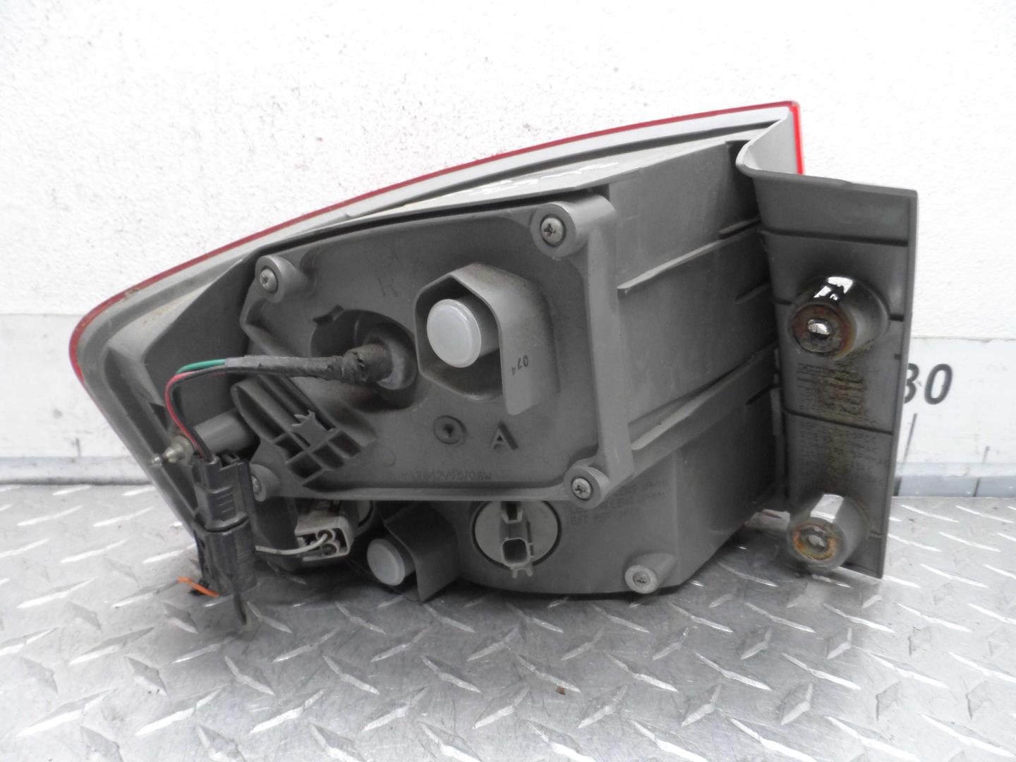 Фонарь задний наружный правый