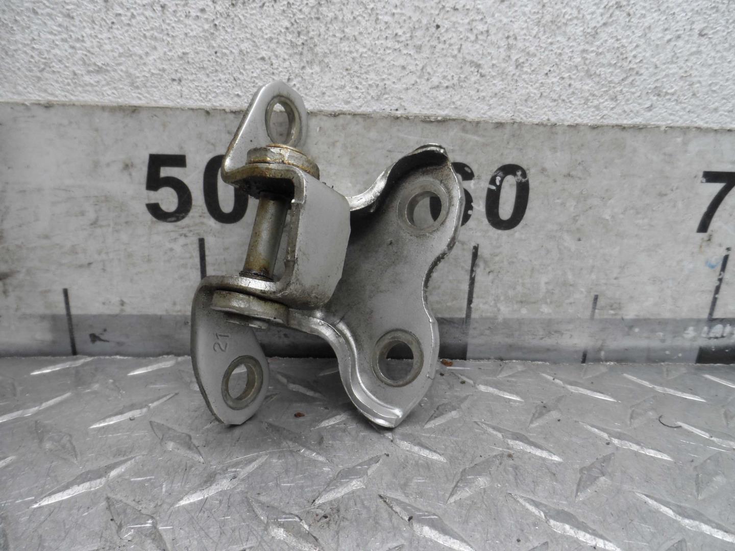 Петля двери