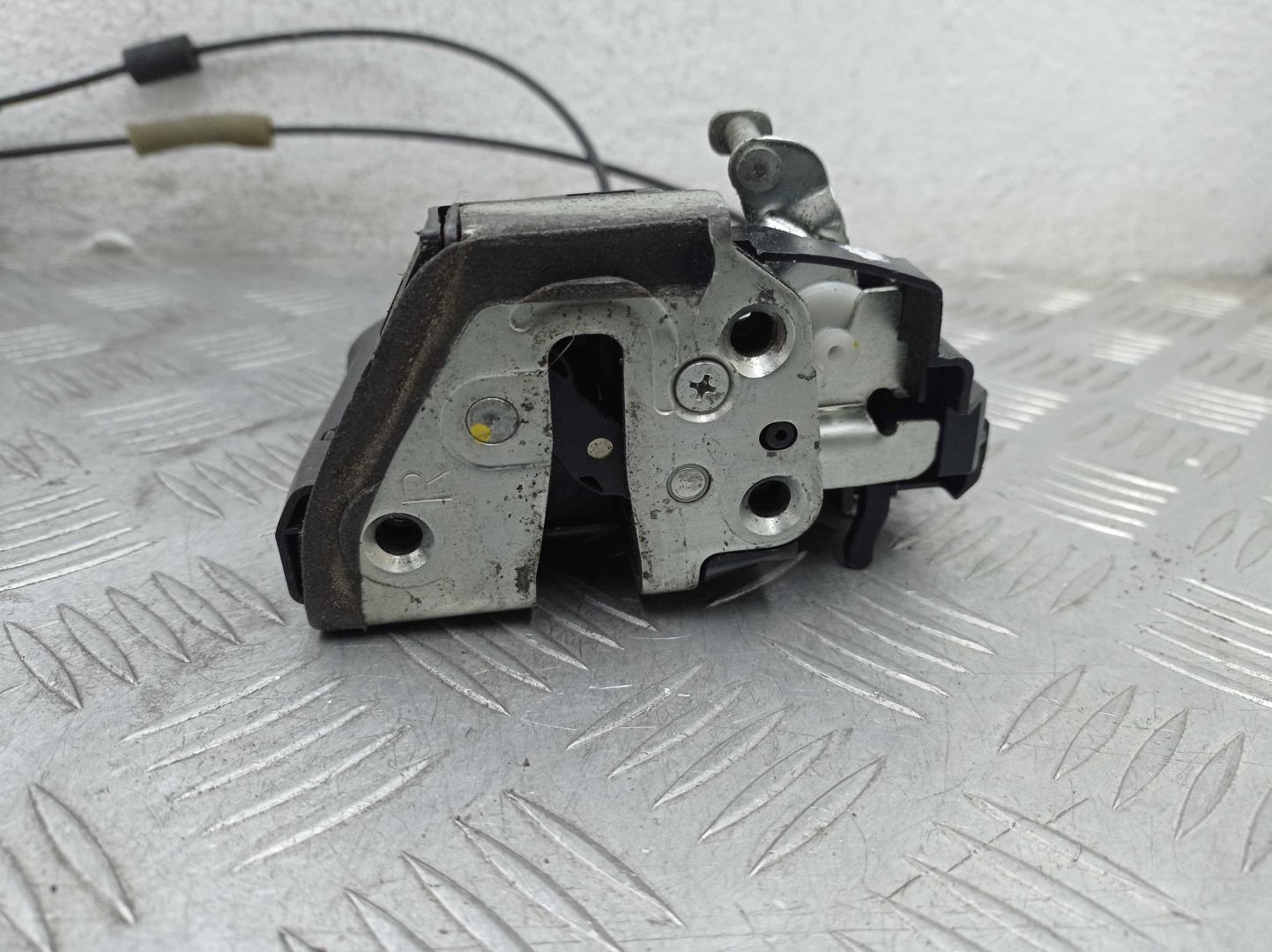 Замок двери задней правой