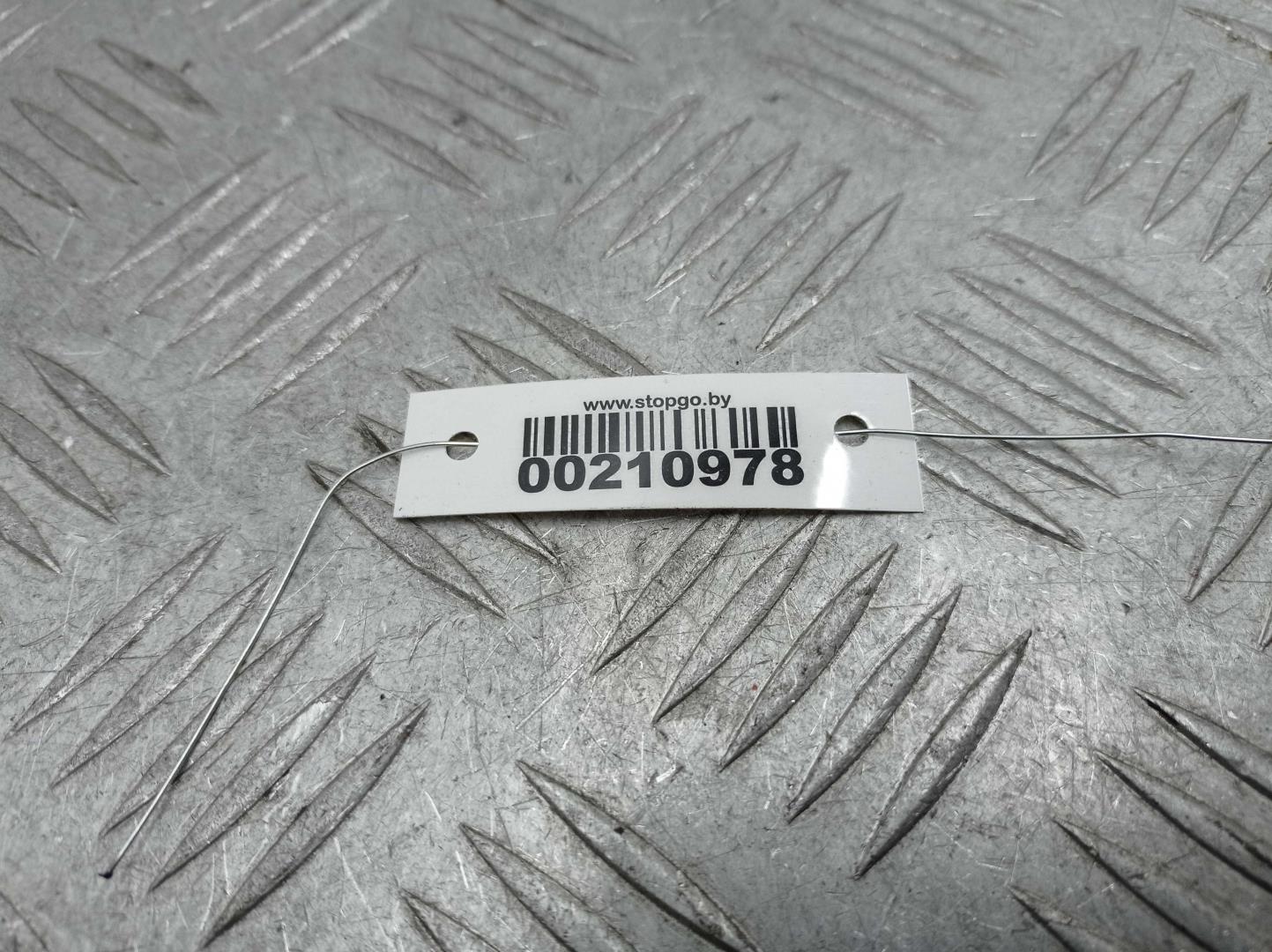 Петля крышки багажника