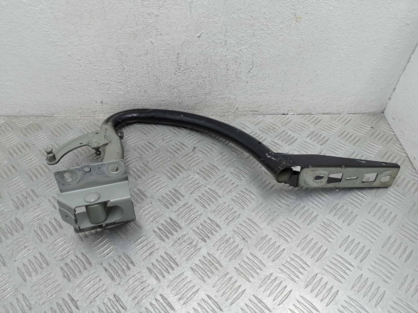 Петля крышки багажника