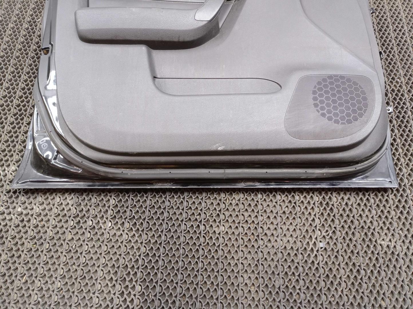 Петля двери передней