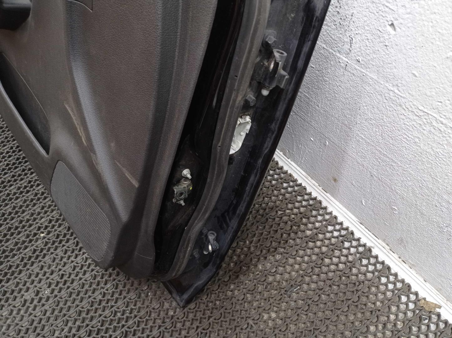 Петля двери передней