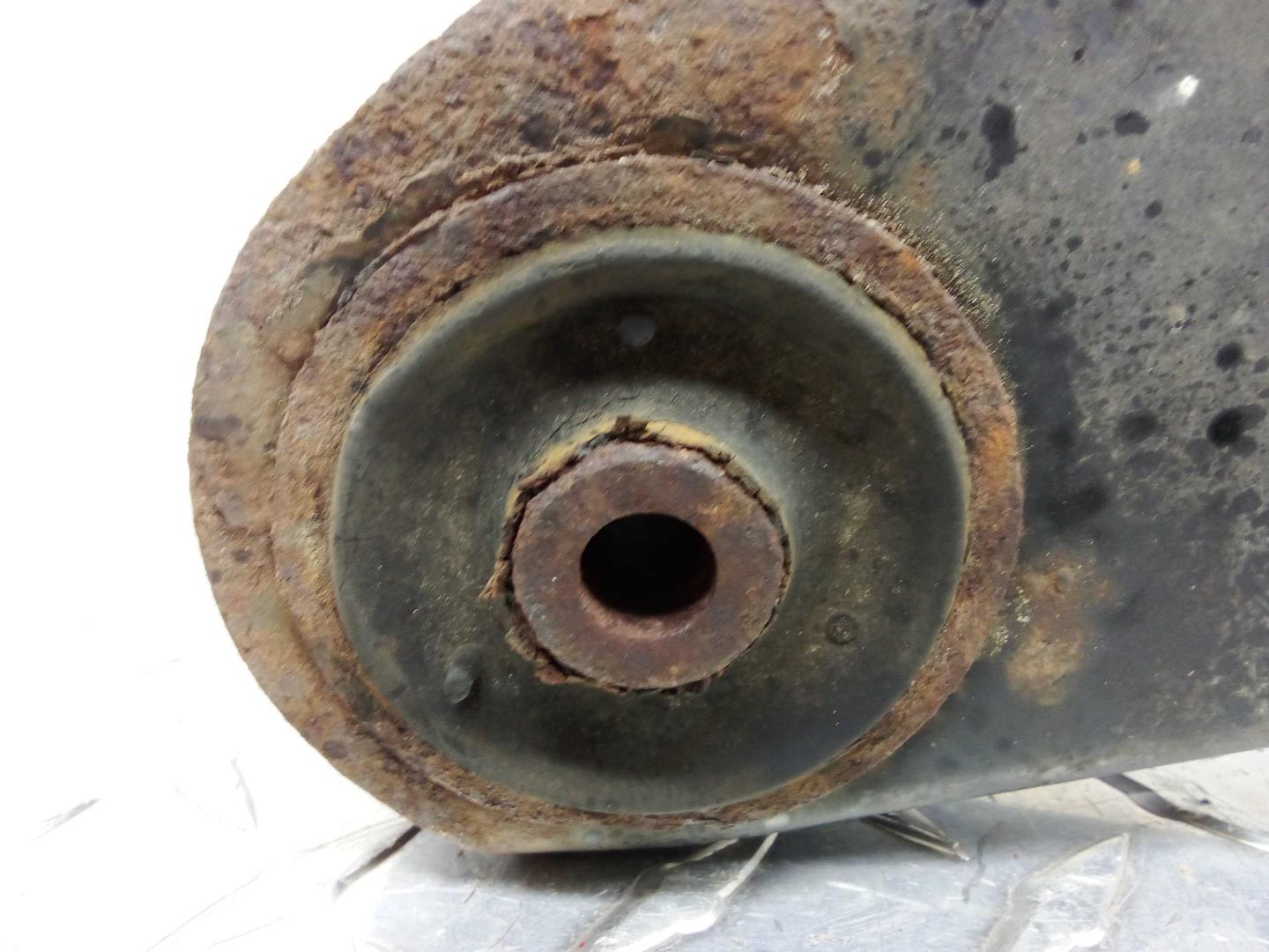 Рычаг задний левый