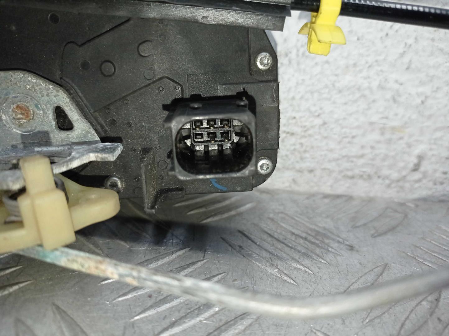 Замок двери передней правой