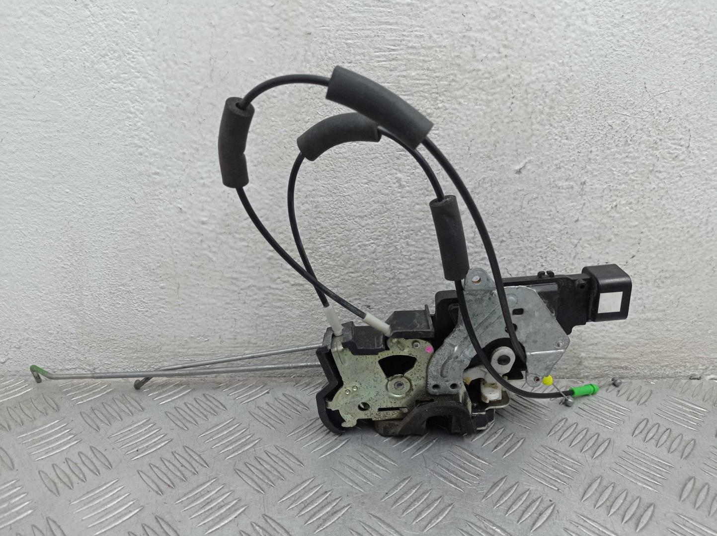 Замок двери передней левой