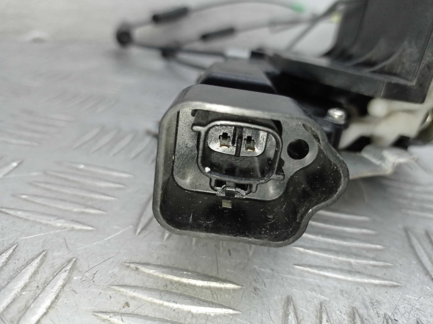 Замок двери передней левой