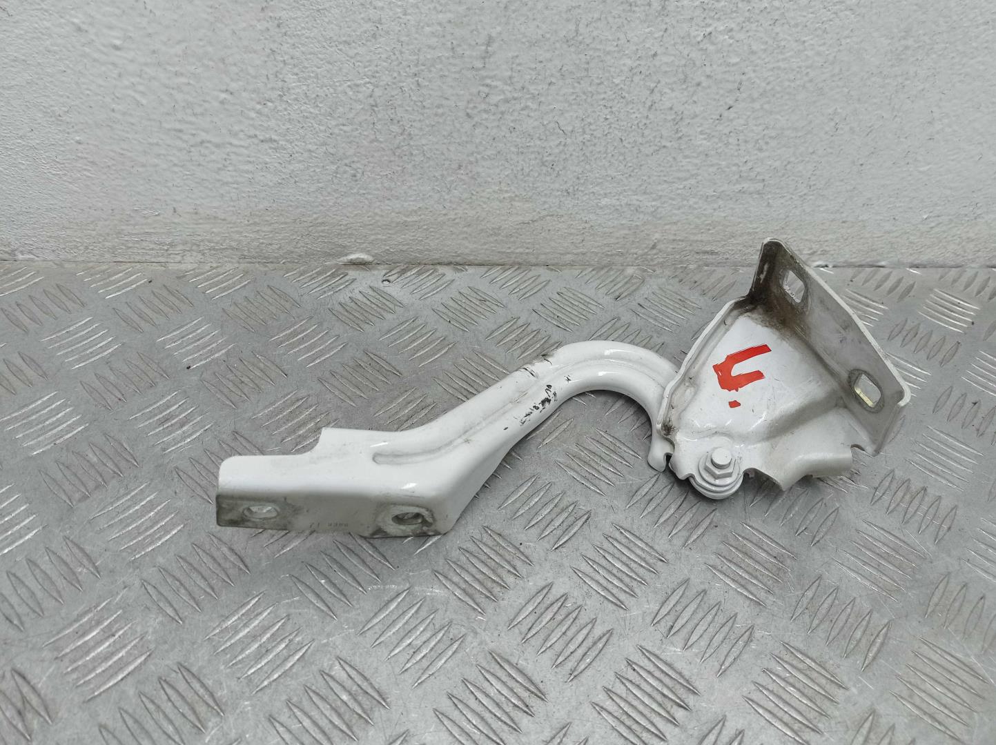 Петля капота левая