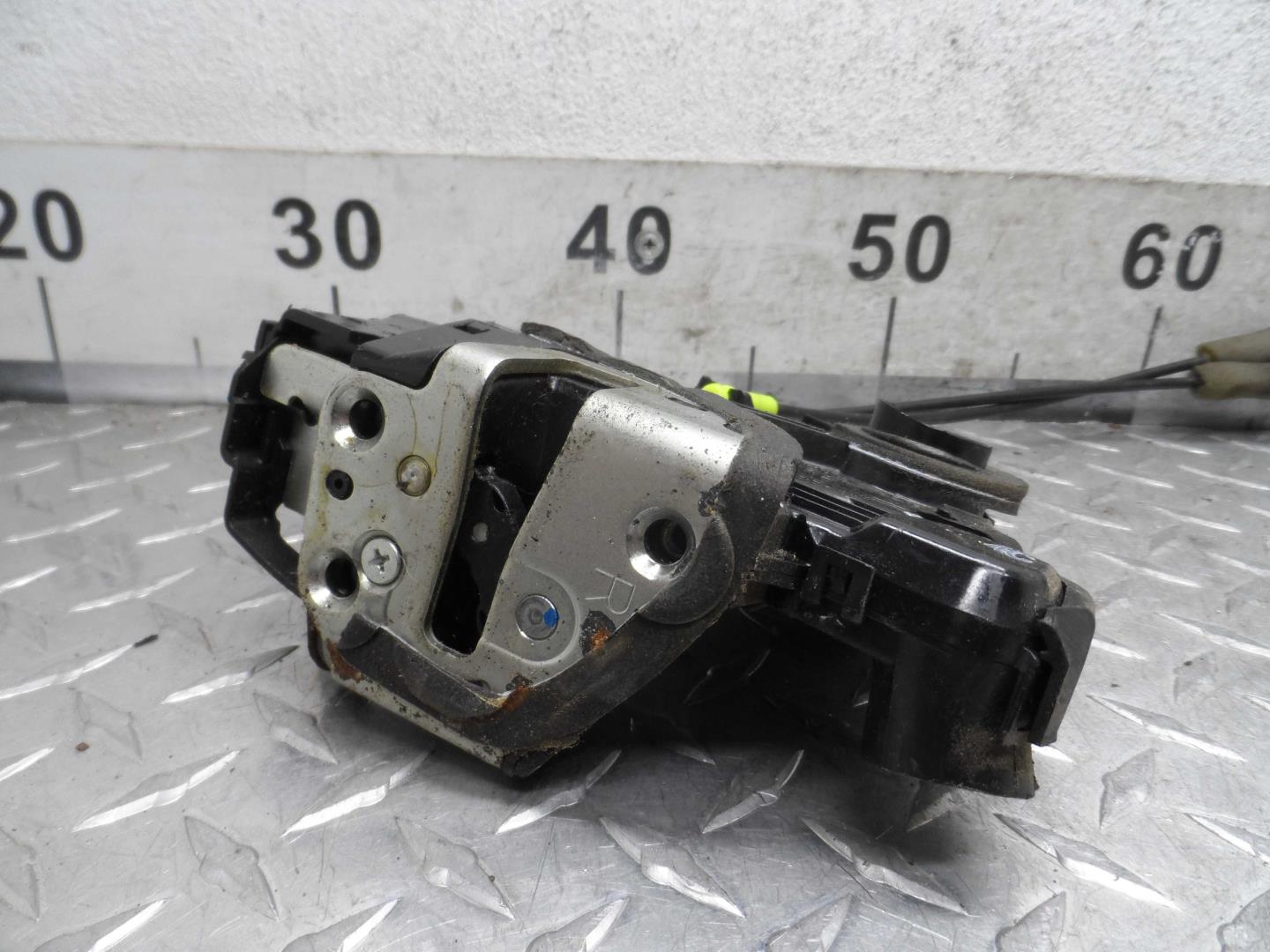 Замок двери передней правой