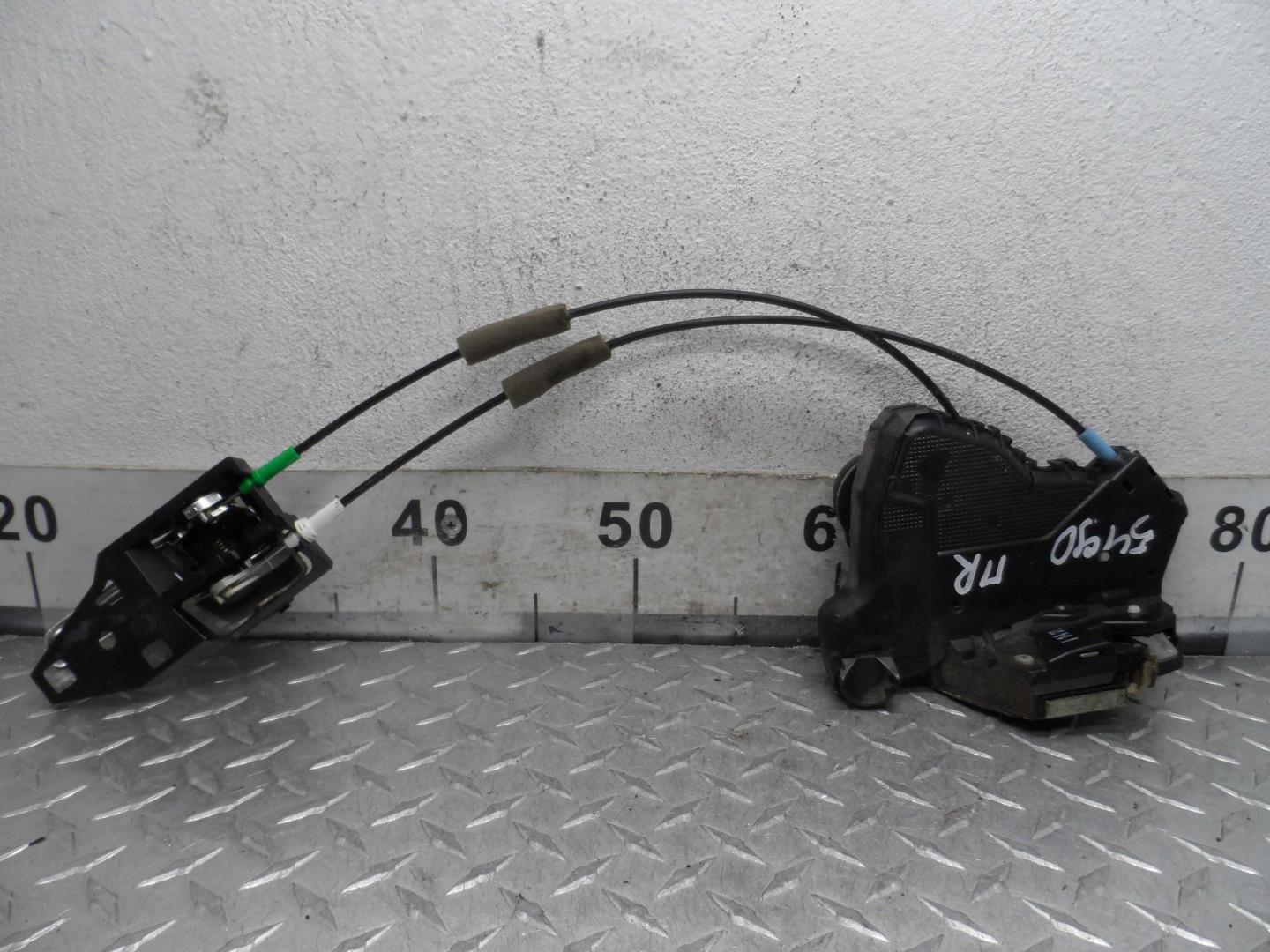 Замок двери передней правой