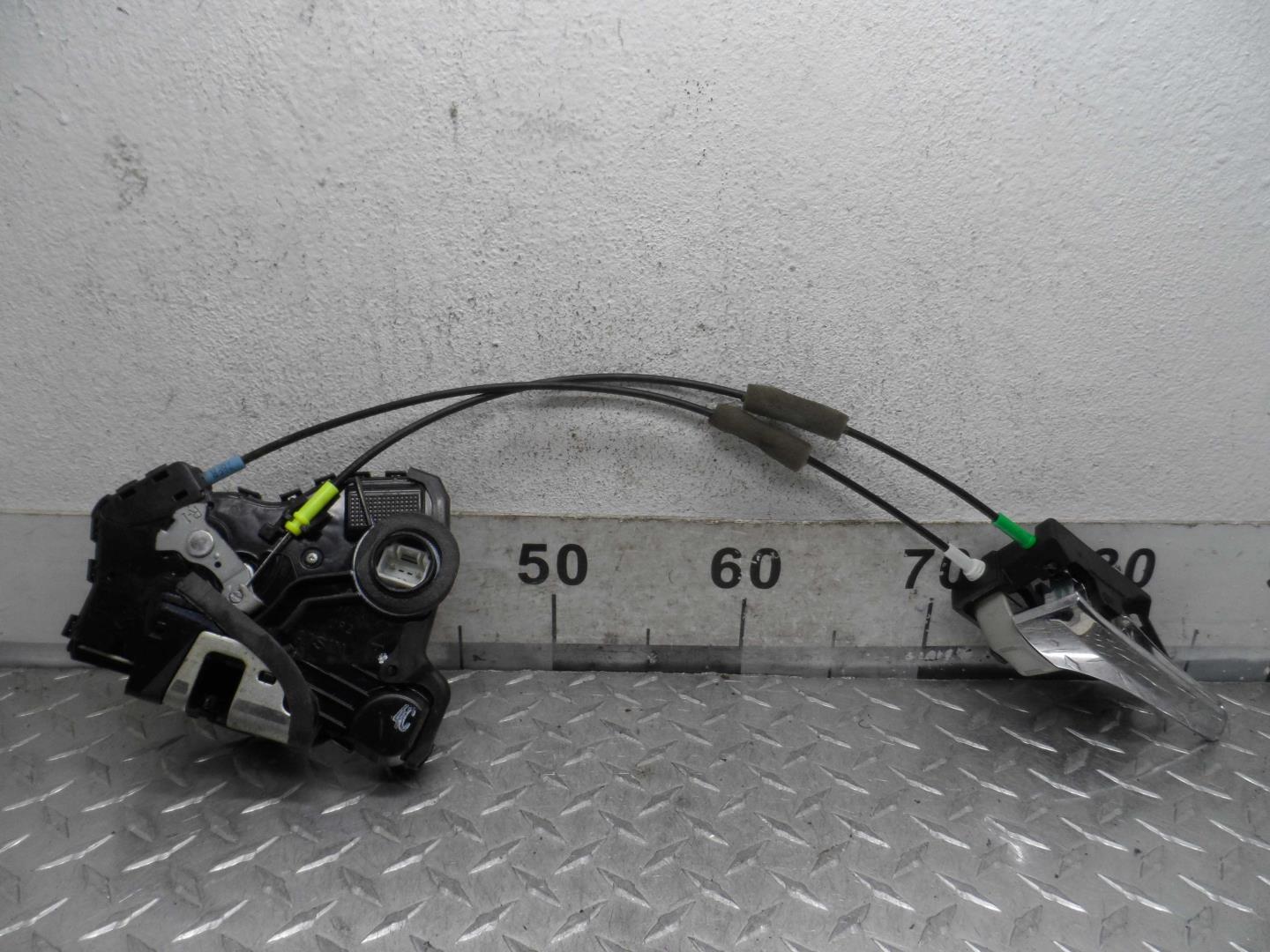 Замок двери передней правой