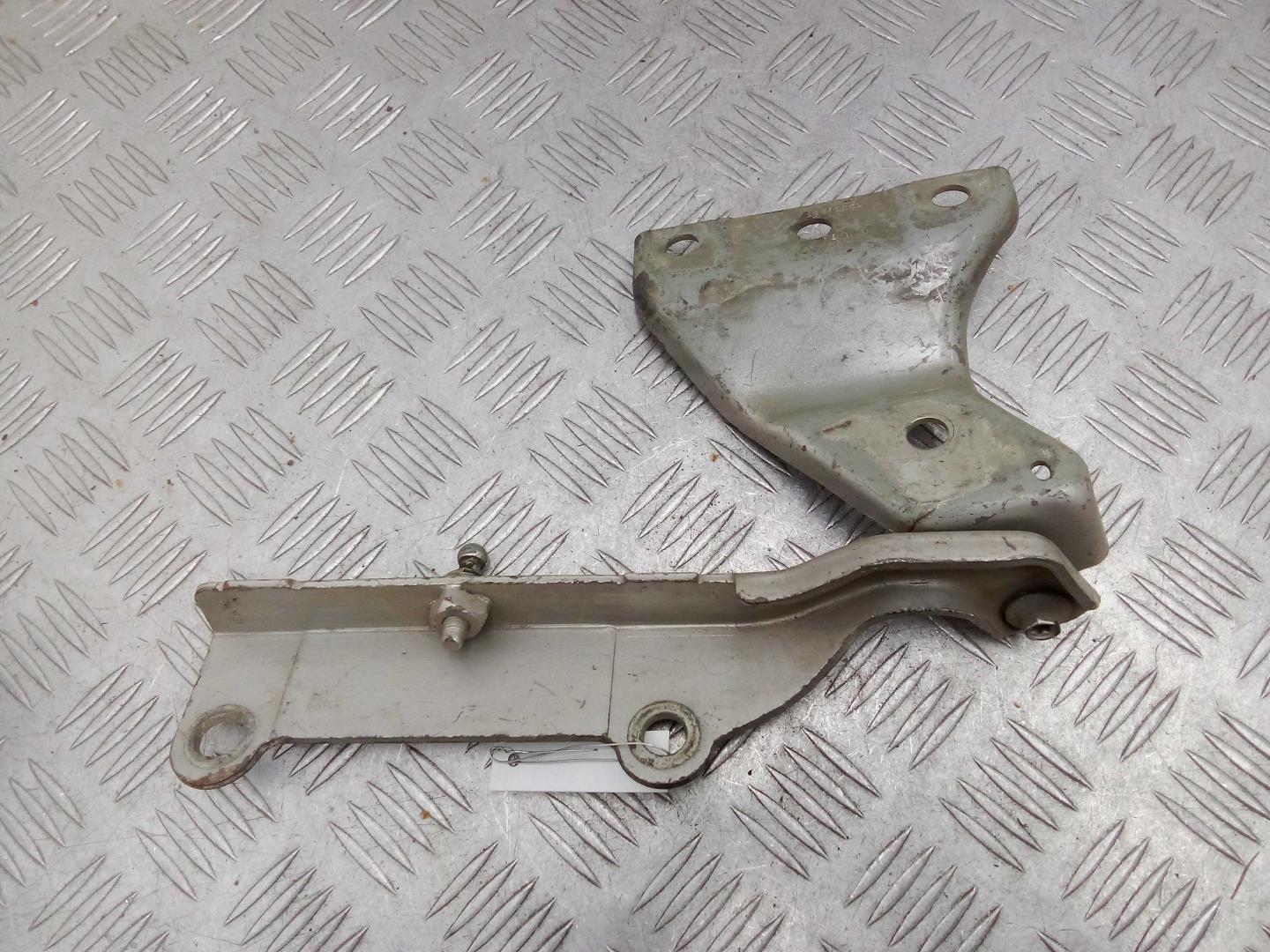 Петля капота левая