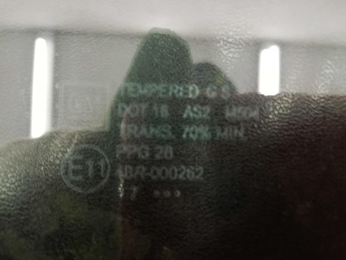 Стекло двери передней левой