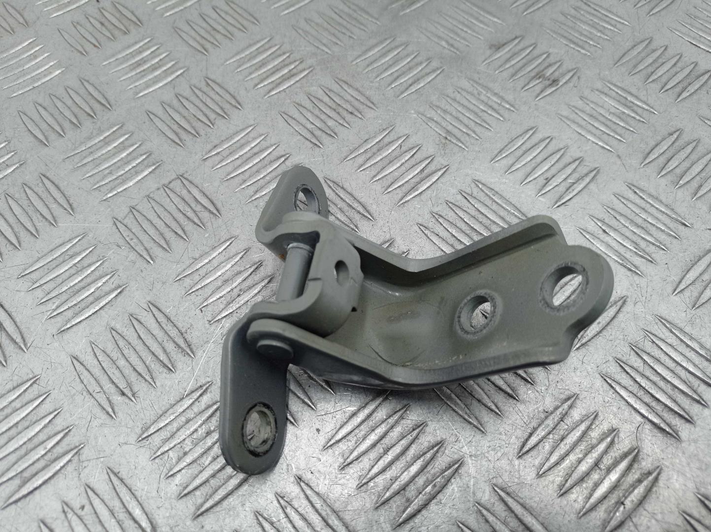 Петля двери передней