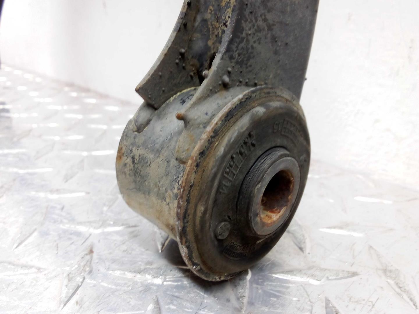 Рычаг передний верхний правый