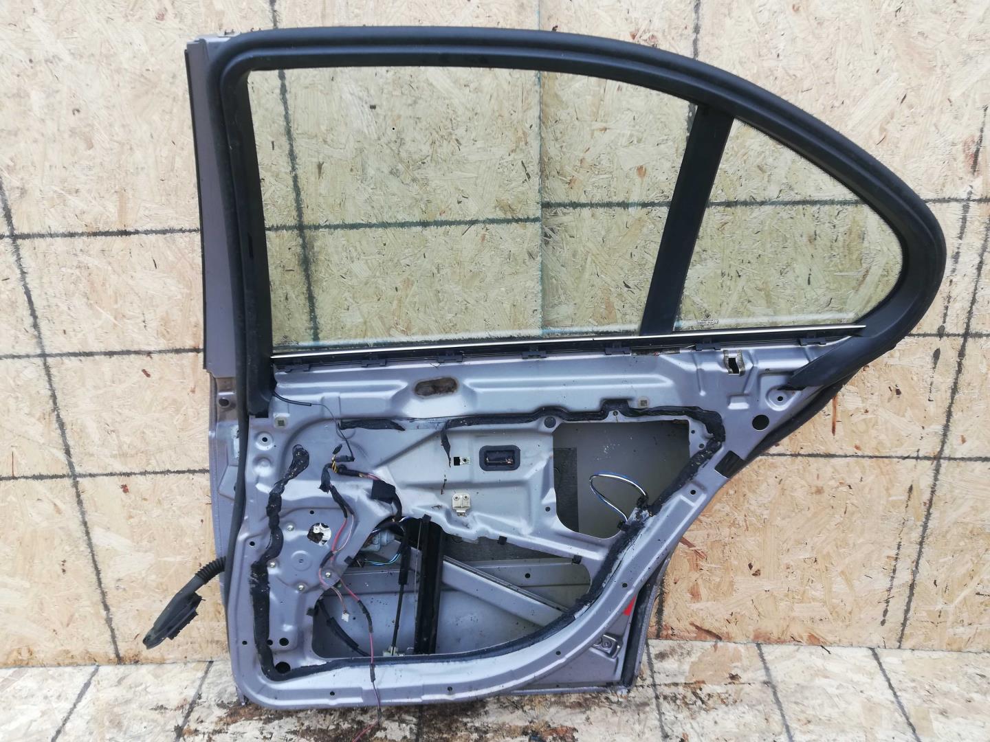 Стекло двери задней правой