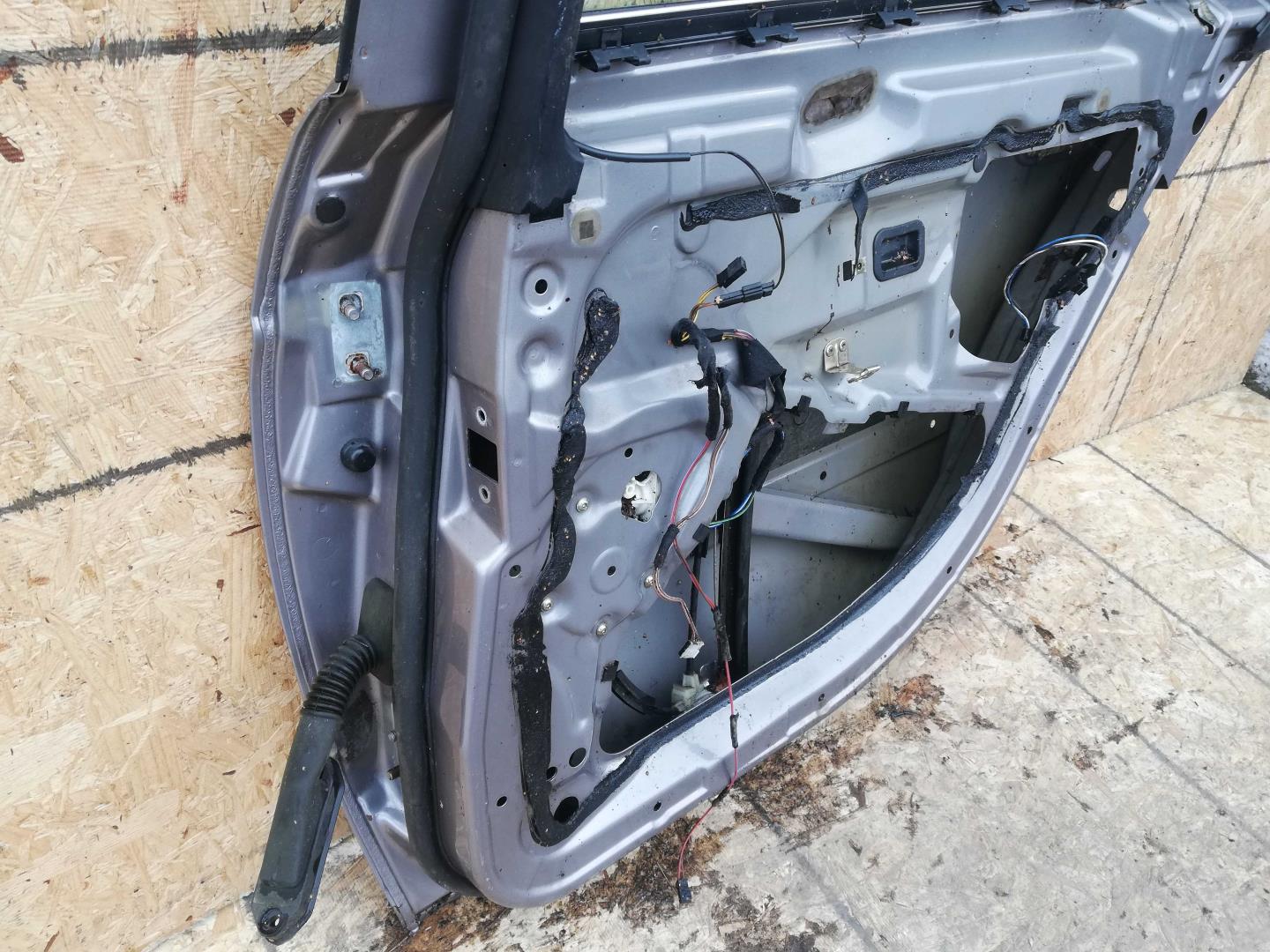 Стекло двери задней правой