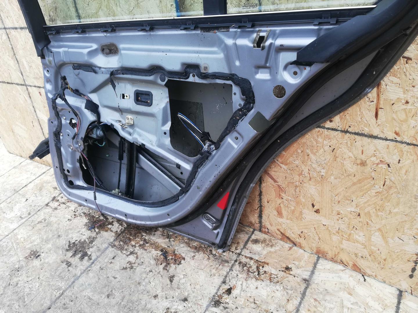 Стекло двери задней правой