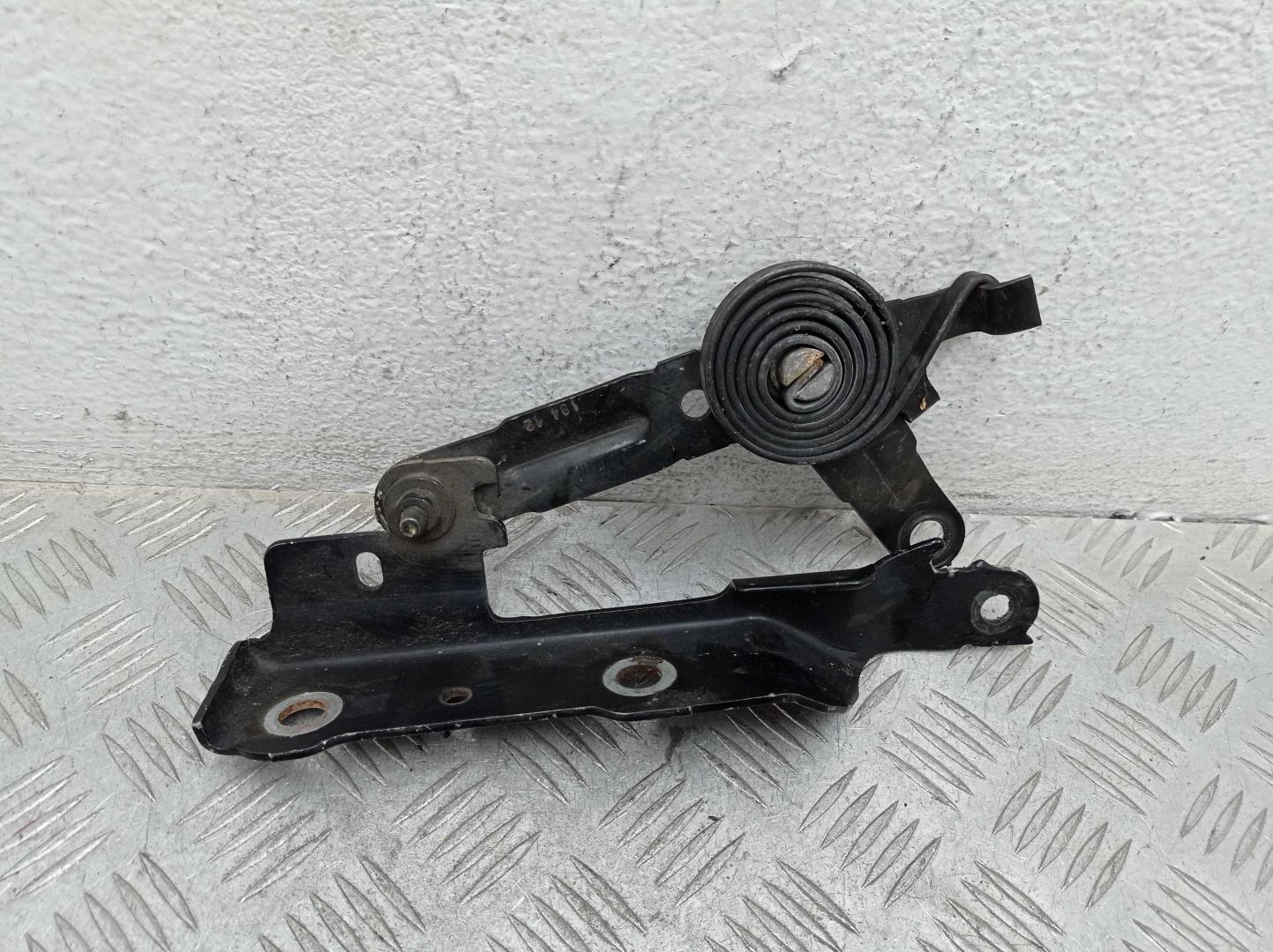 Петля капота левая